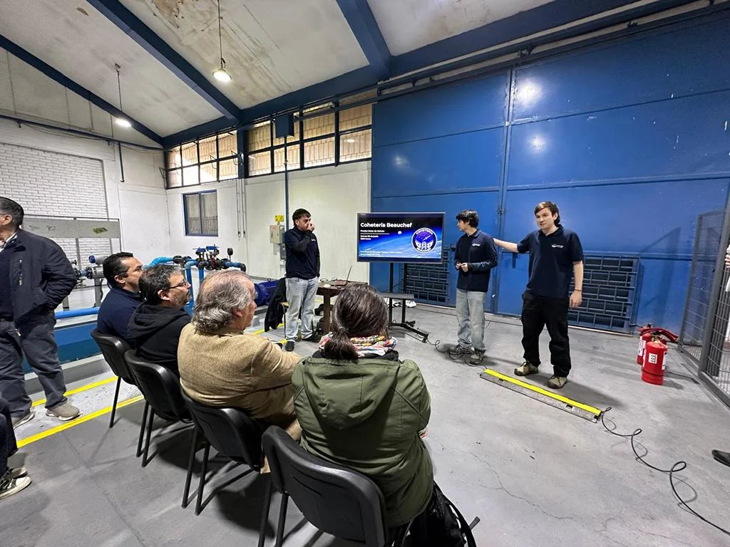Estudiantes de la U. de Chile prueban con éxito su primer motor de cohete